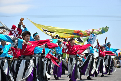 和装姿の男女が鳴子を持ち踊っている写真