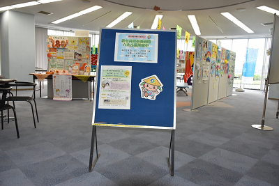 ポスターとキャラクターのイラストが貼られた看板の写真