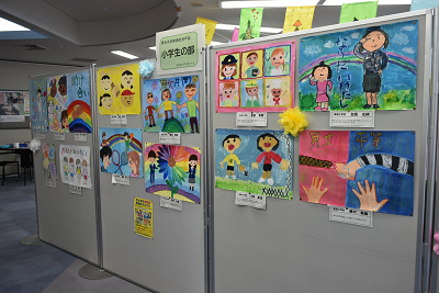 小学生の部のイラストが飾られている展示パネルの写真