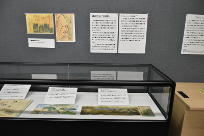 ショーケースや壁に飾られた資料の写真