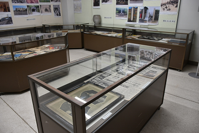 並べて飾られた展示ケースの写真