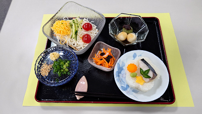 魚とそうめん、団子などが小皿に盛り付けられた写真