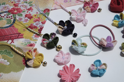 小さい花の形をしたキーホルダーが並べられている写真