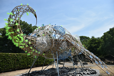 細い棒と飾りで作られた大きな展示作品の写真