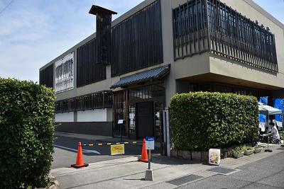 木枠の多くついている2階建て建物の写真