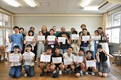 生徒達が紙を持って並んでいる写真