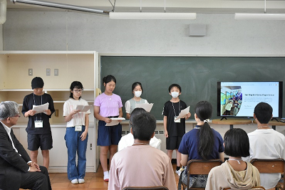 黒板の前に並んで発表をする児童たちの写真