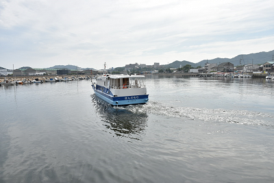 水上を進む舟の写真