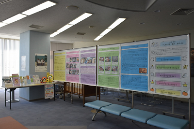 説明の書かれた紙が貼られて並べられたパネルの写真