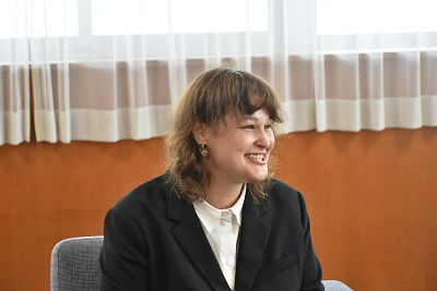 茶髪の女性が笑っている写真