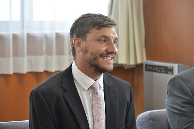 スーツを着た男性が微笑んでいる写真