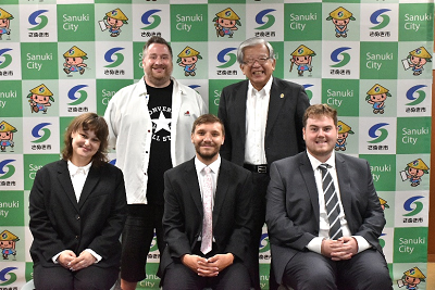 男女5人が笑顔で並んでいる写真