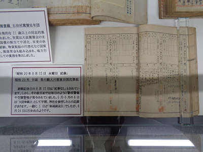 ショーケースに収められた古い書物と解説カードの写真