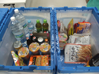 大量の飲食物が入ったかごの写真