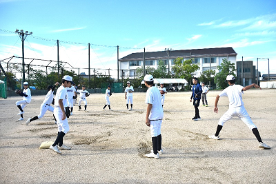 投球の練習をする野球部員の写真