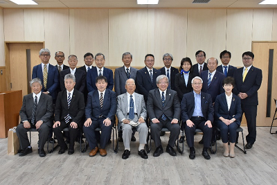 スーツ姿の男女が並んだ集合写真