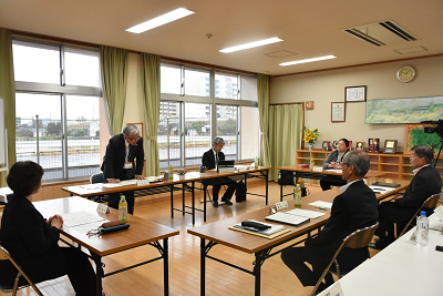 志度幼稚園でロ型に並べた長机の座席に5名の男女が市長の話を聞いている写真