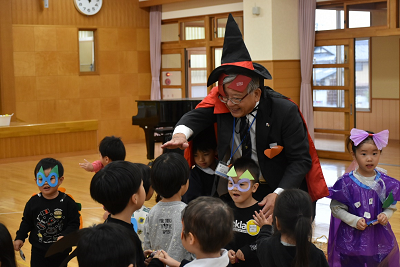 志度幼稚園の遊戯室で10名の園児が市長とふれあっている写真