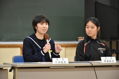 生徒がマイクを持って話している写真