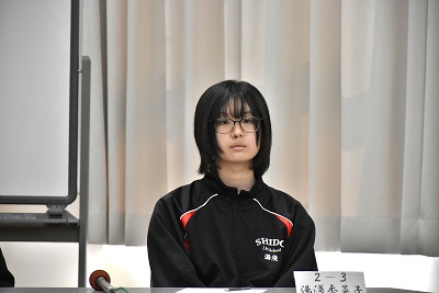 生徒が前を見つめている写真