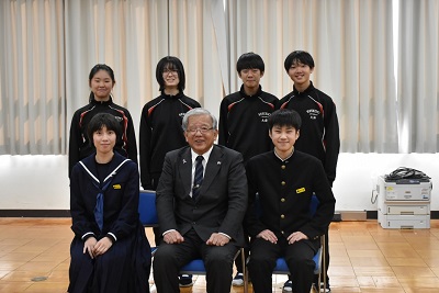 7人が2列に並んでいる写真