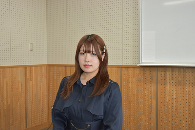 正面を見る女性の写真