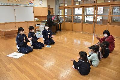 園児にパペット付きの絵本を読み聞かせる生徒