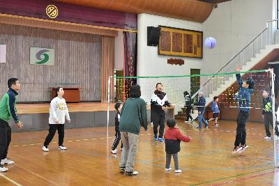 ソフトバレーボールを楽しむ複数名の参加者