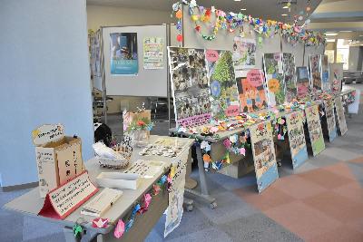 市民ホールに展示された「けんちゃんの朝顔計画」のパネル展示の様子