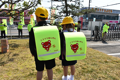 新入学児童らへ交通安全用品を贈呈(2026年4月6日)の画像