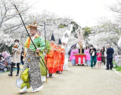 鮮やかな装束で御旅所に向かって練り歩く行列2