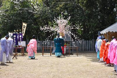 神職が祝詞を読み上げる様子