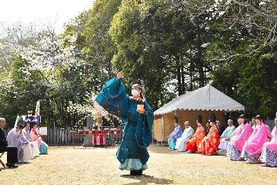 神職が紙吹雪を振りまく様子