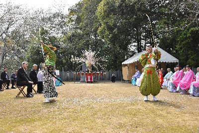 2人の和装の男性が四隅に弓を放つ様子
