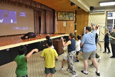 ボールを投げて、モンスターにダメージを与える様子