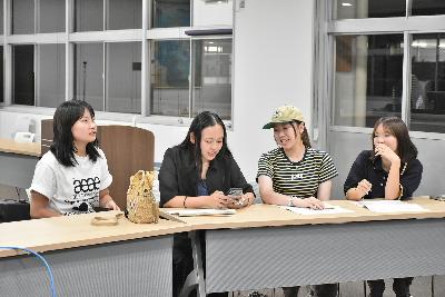 席に座った女性4名で話し合う様子