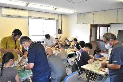 ワークショップで参加者と講師が作業している会場全体の様子