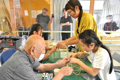 講師に教わりながらボールを作る親子3名
