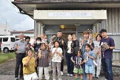 作成したボールをもって集合写真を撮る参加者とバンジョイ塾のメンバー