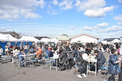 冬のつどい会場の食事スペースでたくさんの人が食事をとる様子