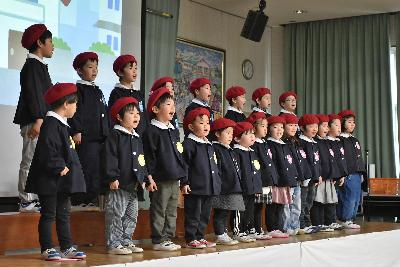 集会室で童謡メドレーを合唱する志度幼稚園の園児