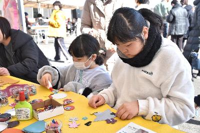 革細工づくりを体験する2名の子どもたち