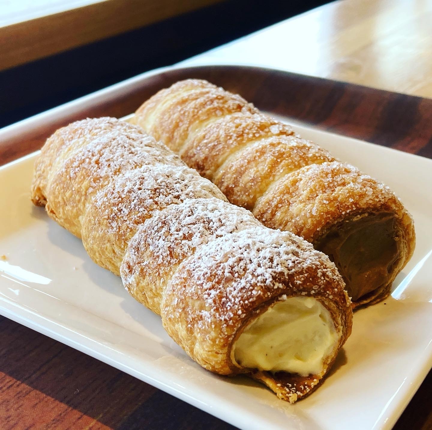 クリームとチョコの2種類のコロネの写真