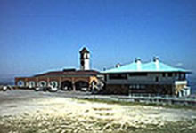 水色の屋根の建物と塔のある建物が横に並んだ写真