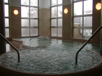 浴場の浴槽にお湯が張られ波打っている写真