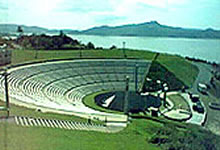 観客席が半円状に設けらている野外ステージの写真