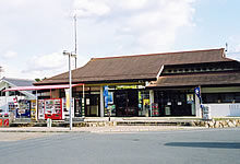 茶色い屋根の1階建ての建物の写真