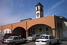 赤茶色でアーチ状の屋根が付いた建物の写真