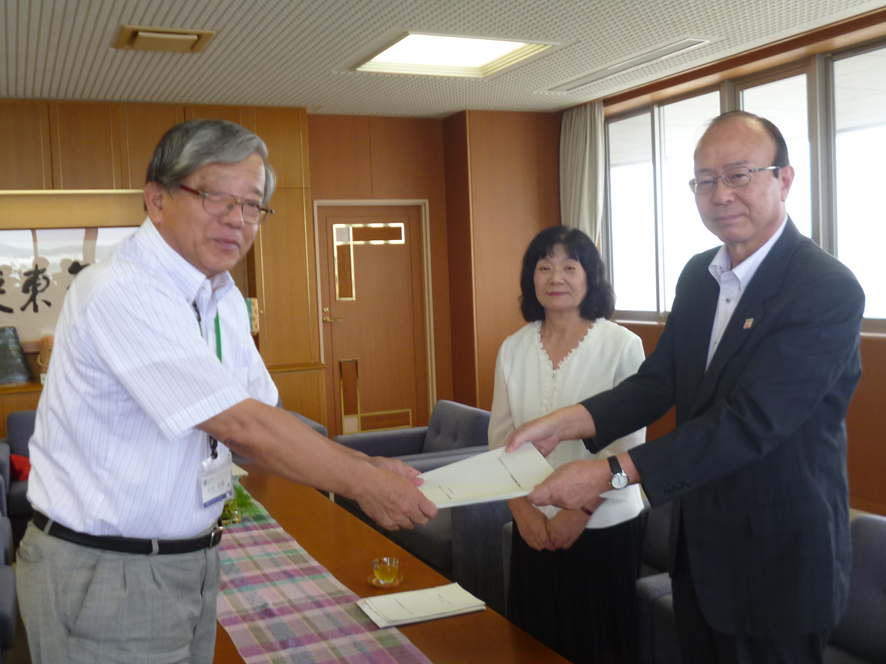 平成29年度の提言書を男性と女性が市長へ提出している写真