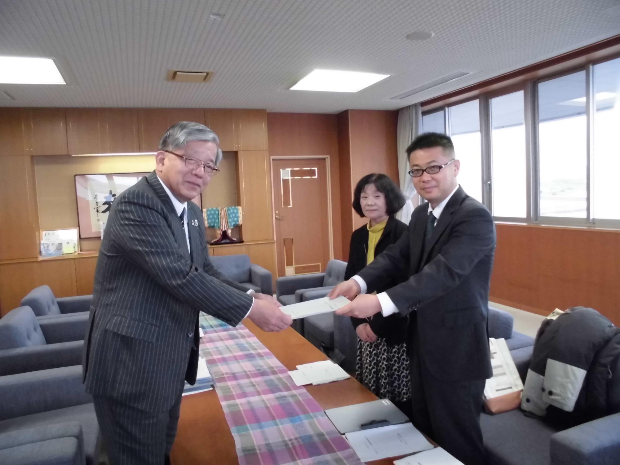 平成30年度の提言書を男性と女性が市長へ提出している写真